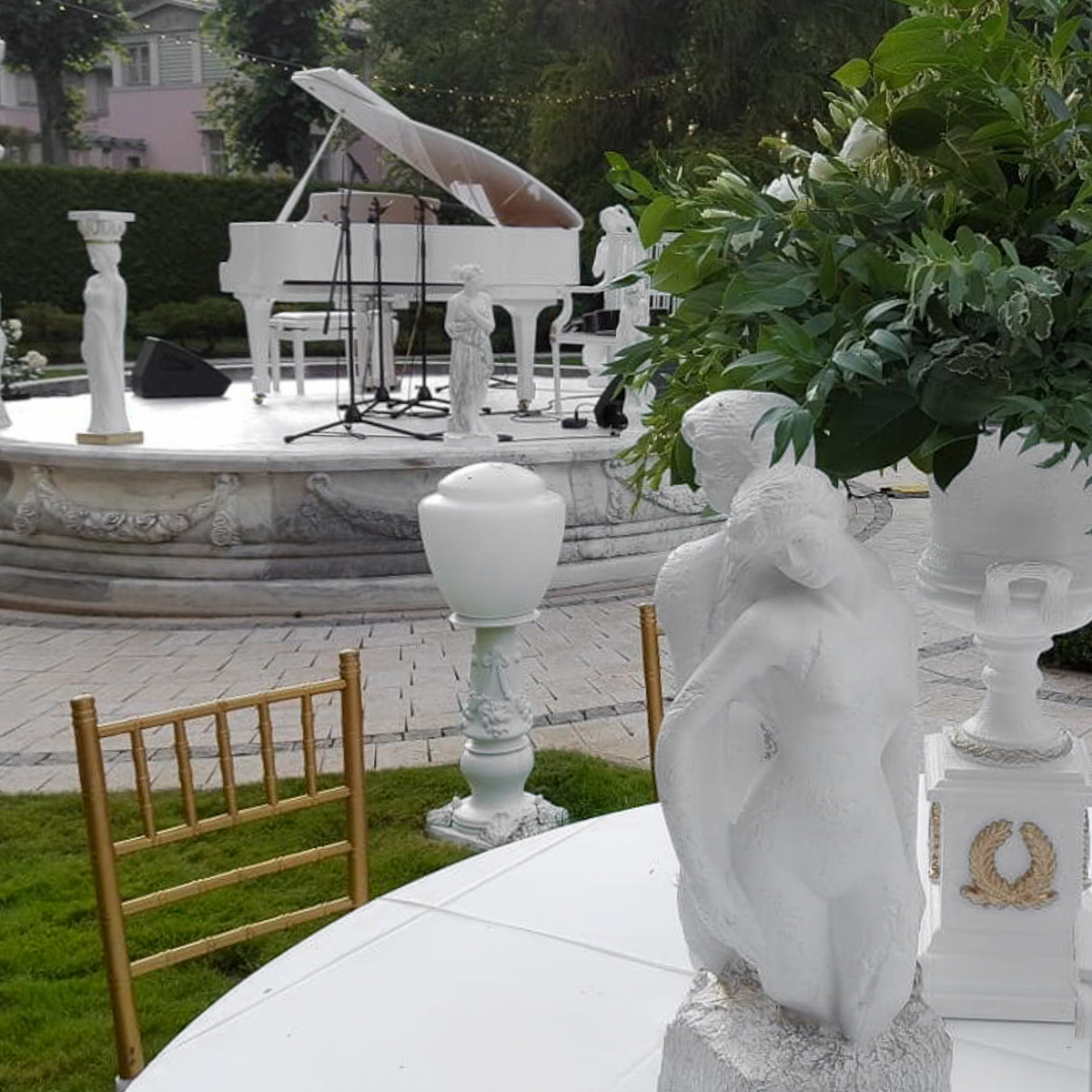 Свадьба в Юрмале скульптуры и белый рояль на фонтане 7skyevent 